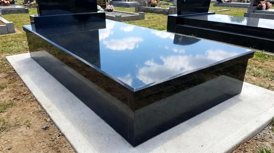 granitnyy-cokol-na-kladbishche